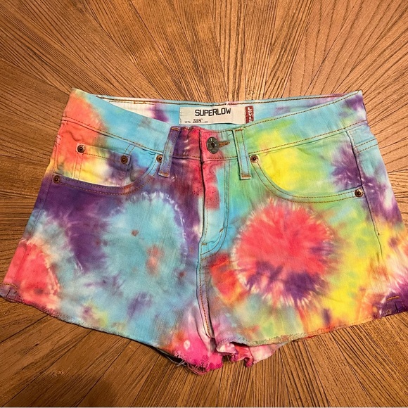 Levi’s Superlow Tie Dye Denim Jean Shorts Size 7 Stretch - Picture 1 of 3